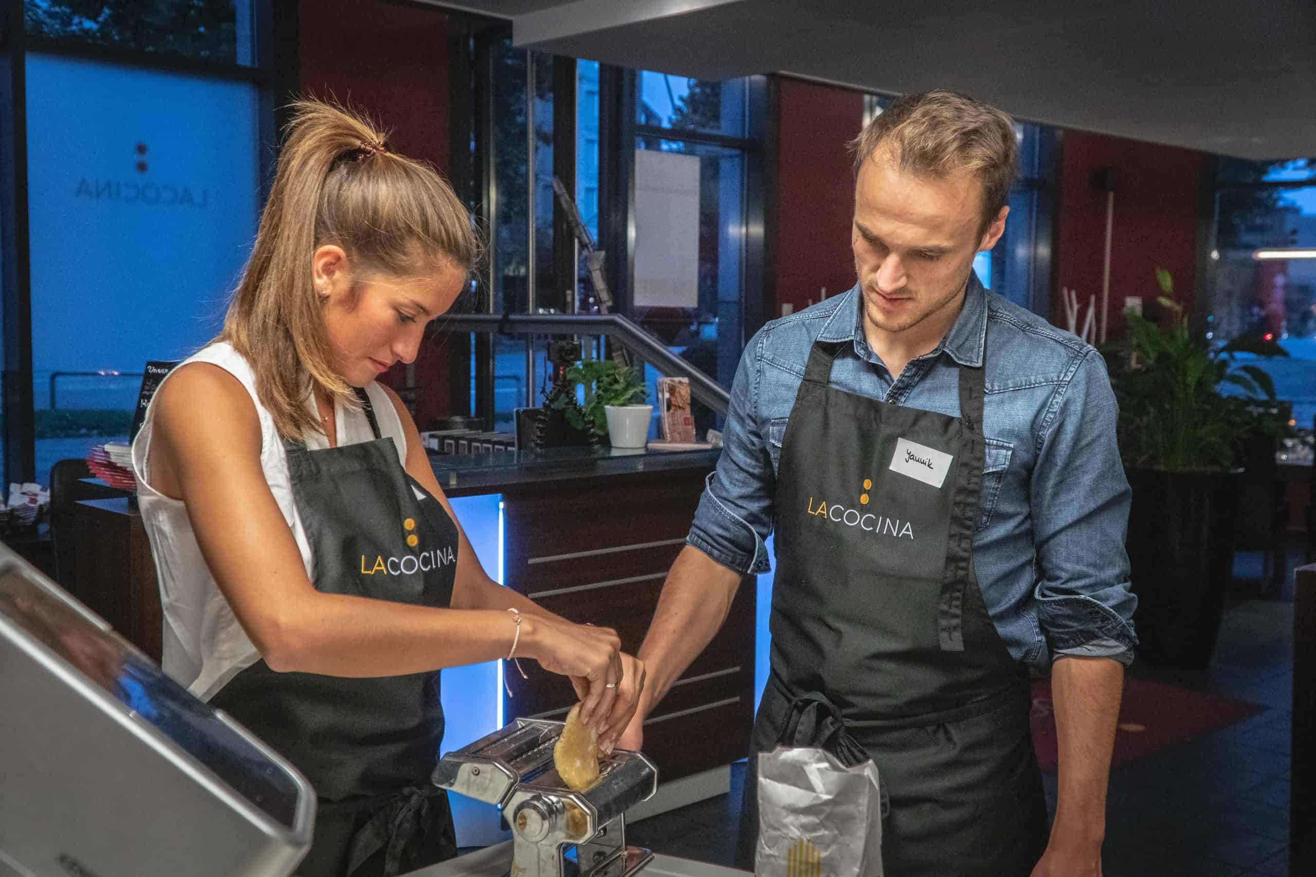 Teilnehmende beim gemeinsamen Kochen